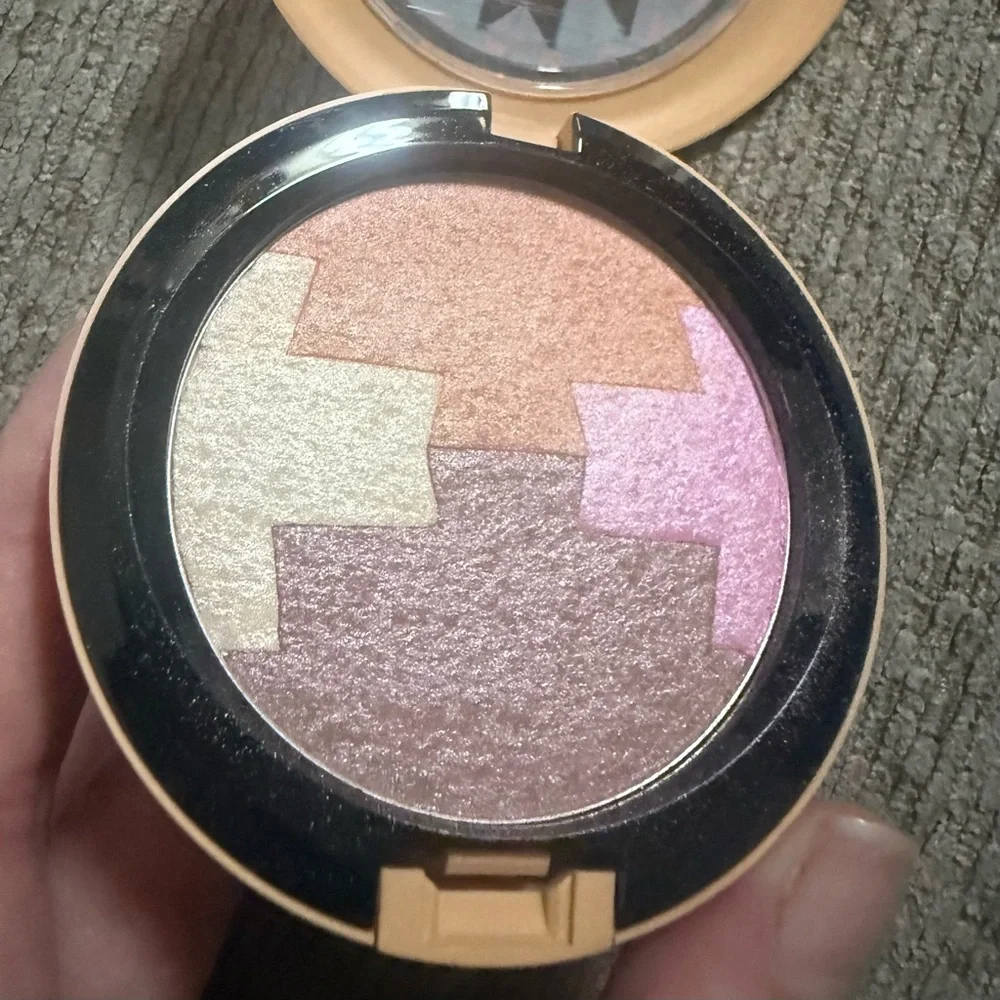 MAC Cosmetics Vibe Tribe Gleamtones Powder in Dunes at Dusk